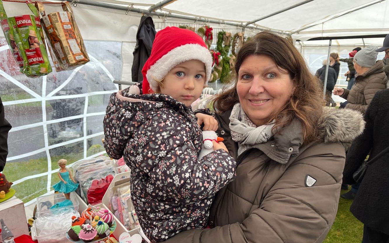 Tyra Engelfeldt, 2,5 år, hade köpt en snögubbe i tyg med fin hatt och morot till näsa. Farmor Ulrika Hansson bor i Sätila.