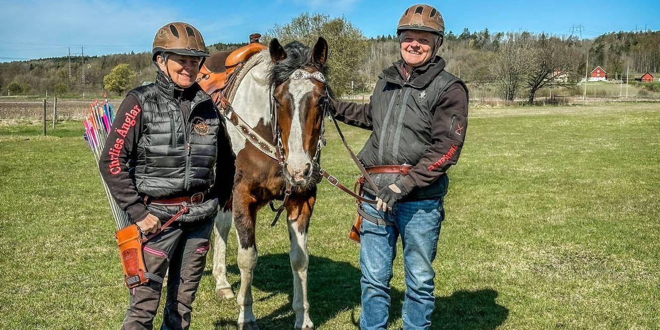 Anki Carlsson och maken Kalle Carlsson med sin häst Zid på Tiddly River Ranch. Paret älskar allt western.