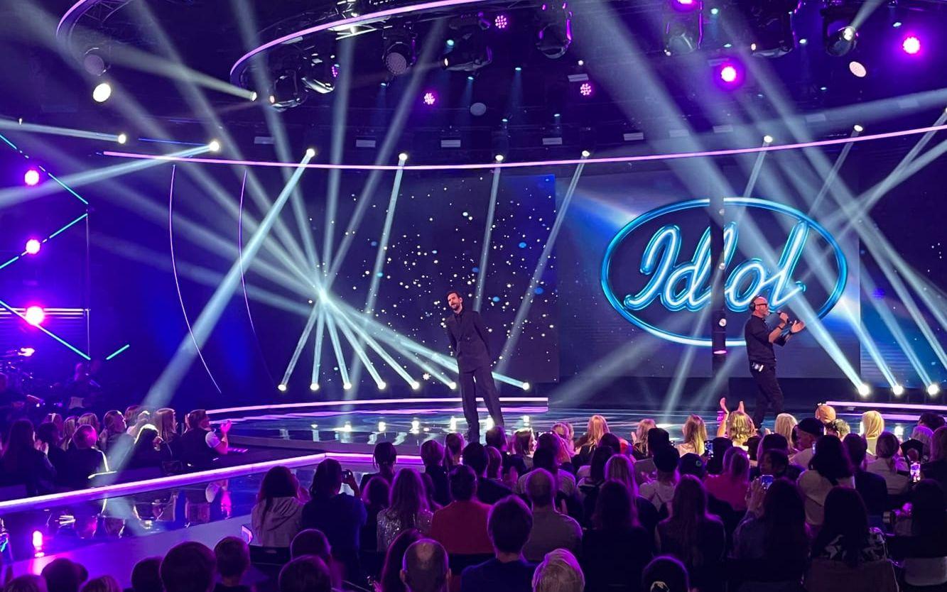 Mark-Posten på plats i Idolstudion.