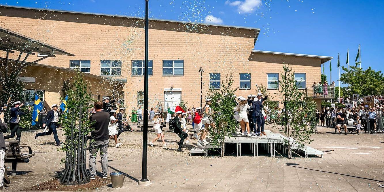 Utspring från Marks Gymnasieskola av årets studenter. Här är det Anna Strands och Nellie Selfors klass, NA20.