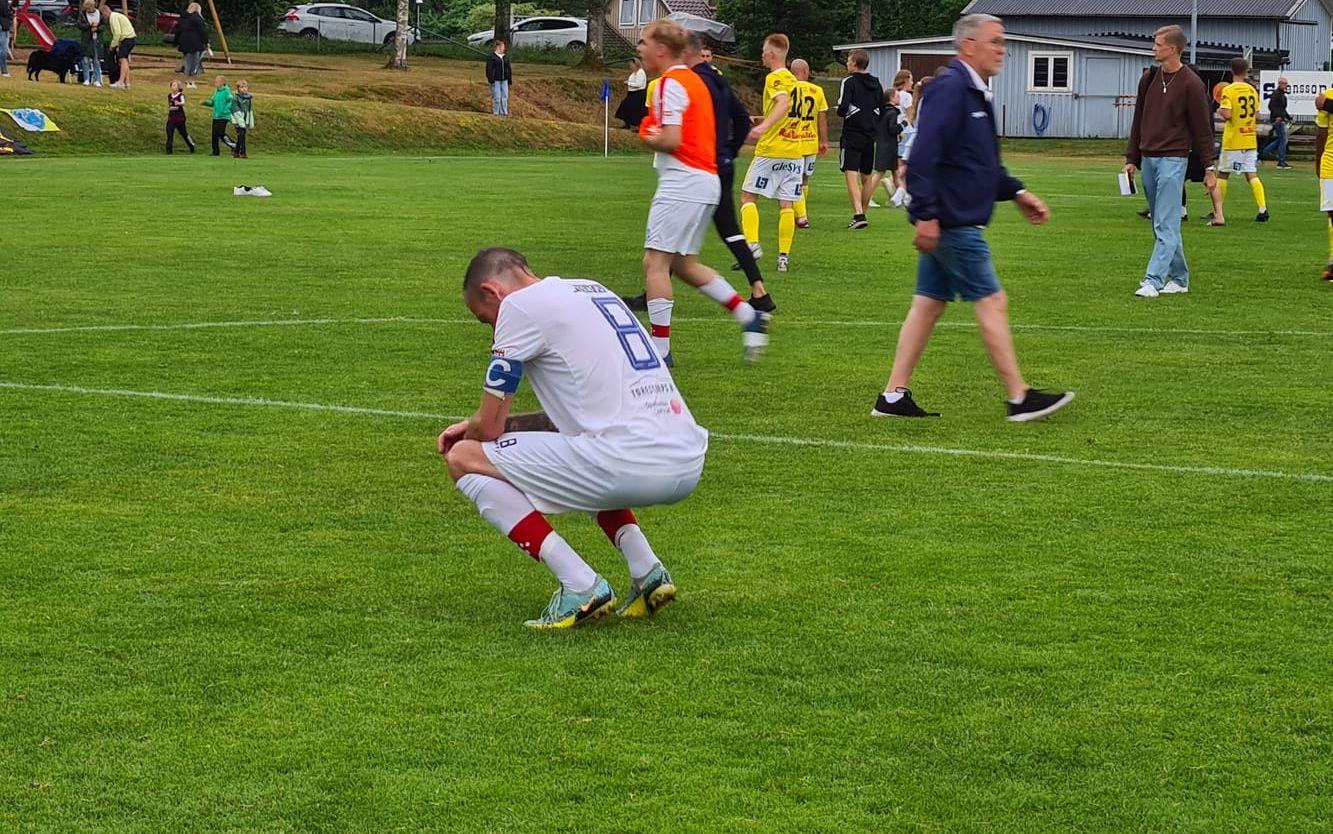 Linus Hellgren, lagkapten i Torestorp/Älekulla IF deppar efter matchen.