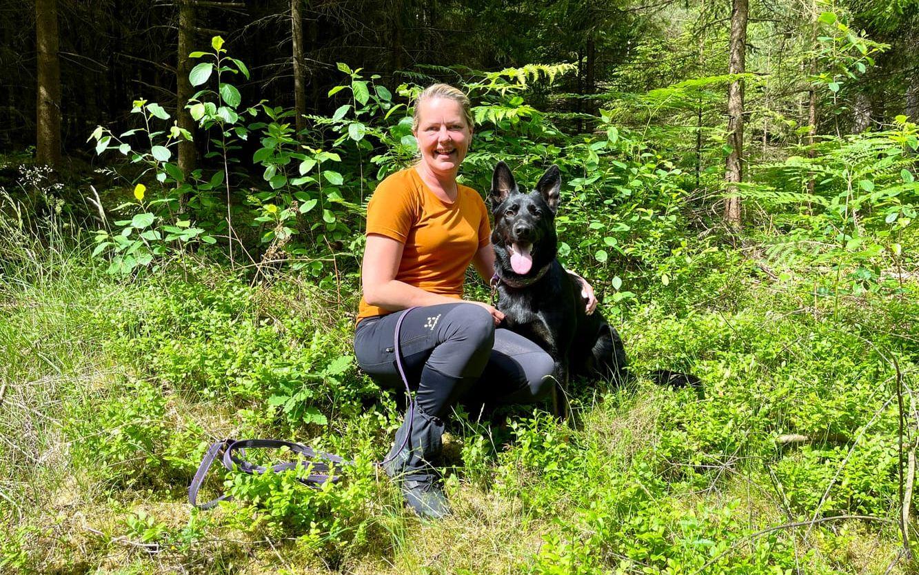 Kirsi Heikkilä tillsammans med schäfern Era. 