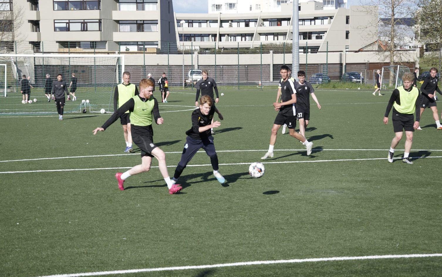 Anton Olsson på fotbollsträning på Island.