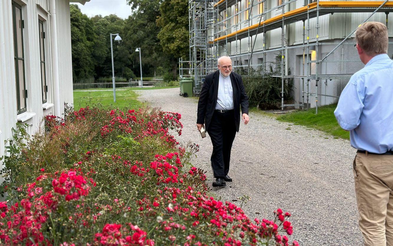 Den katolske biskopen, kardinal Anders Arborelius gästar Sätila i samband med en konferens.