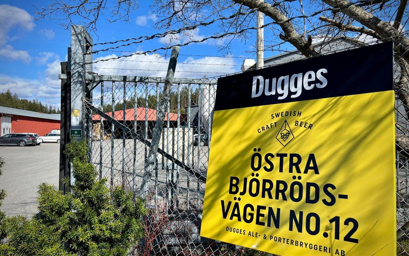  ”Kanske – om gårdsförsäljning blir aktuellt – får vi bygga ett däck här och så kan man ha servering här inne”, säger Ola Dugge Engström när han visar lagerutrymmet för malt.