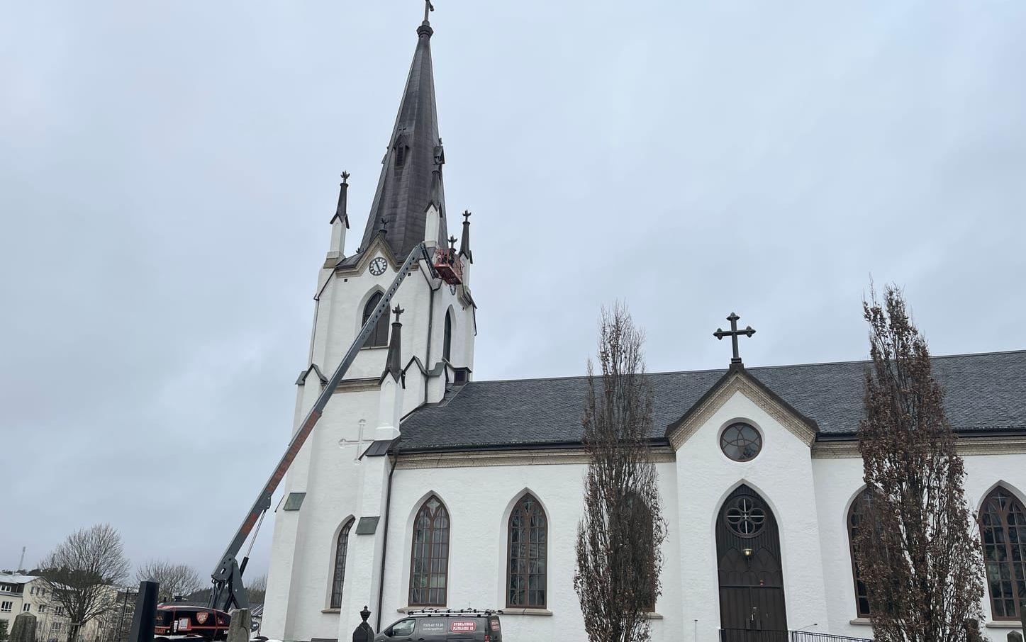 Plåtslagaren Magnus Johansson fixar till plåtarna på Kinna kyrka.