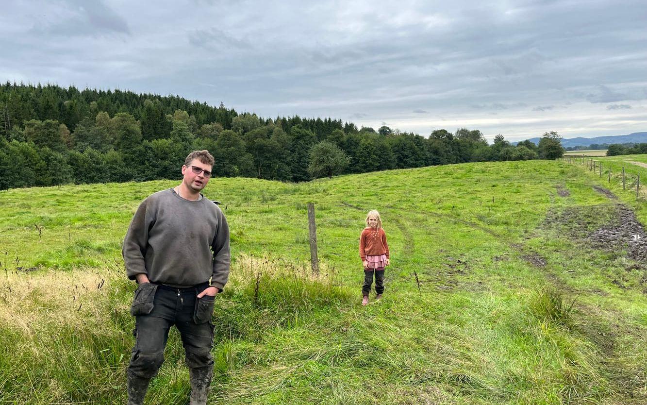 Anders Kilsgård och Agnes Kilsgård vid hagen där de hittade den döda kalven. 