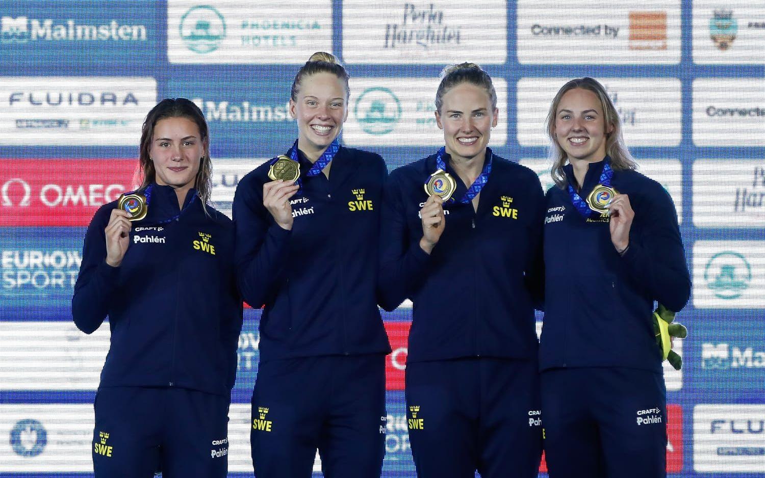 Sofia Åstedt, Louise Hansson, Michelle Coleman and Sara Junevik of Sweden firade guldmedaljen i 4x50 meter fritt i kortbane-EM.