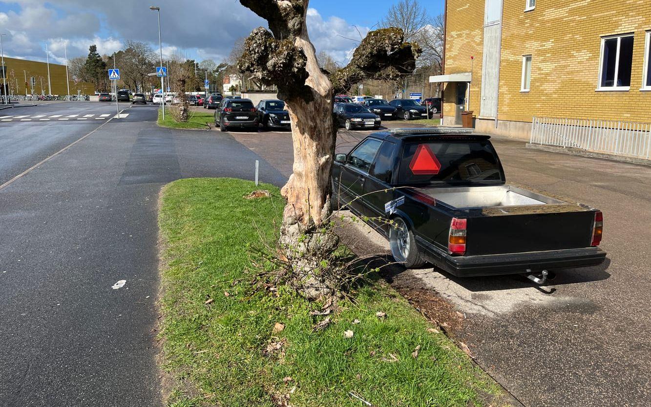 Vid Gamla Postenhuset finns det enbart privata eller kundparkeringar men det brukar ofta stå A-traktorer där.