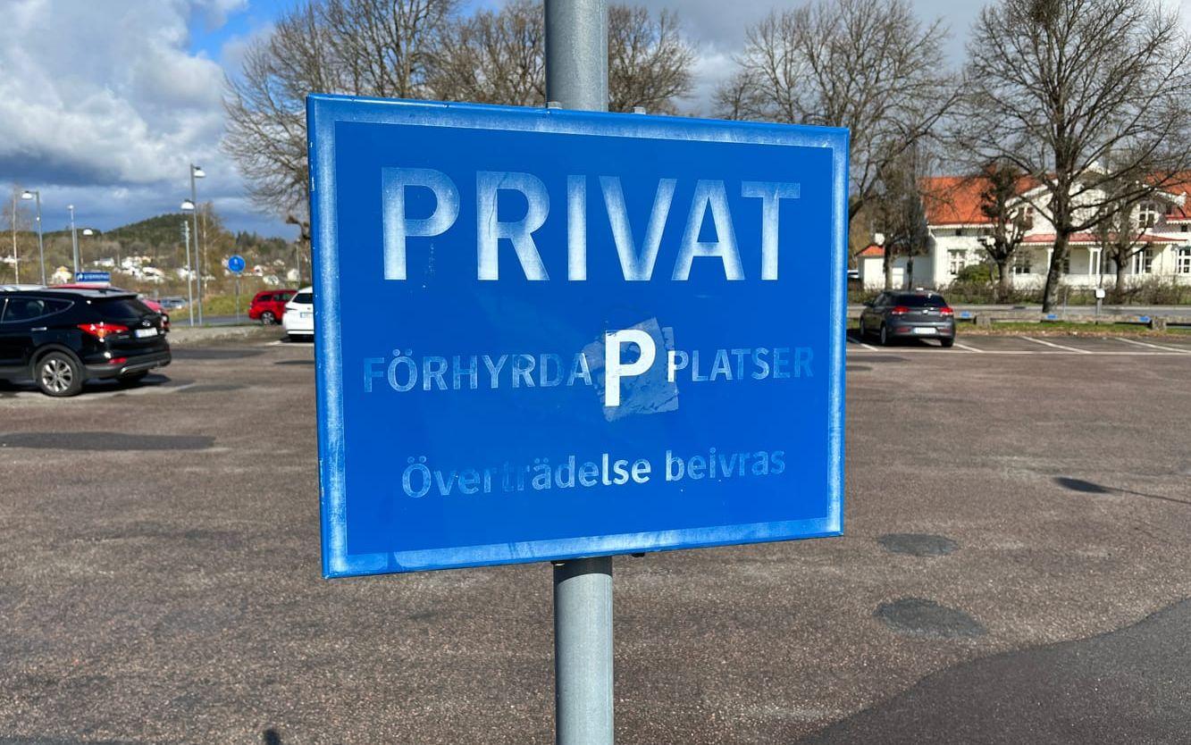 De flesta parkeringarna nära Gamla Posten och Lyckeskolan är privata eller kundparkeringar.