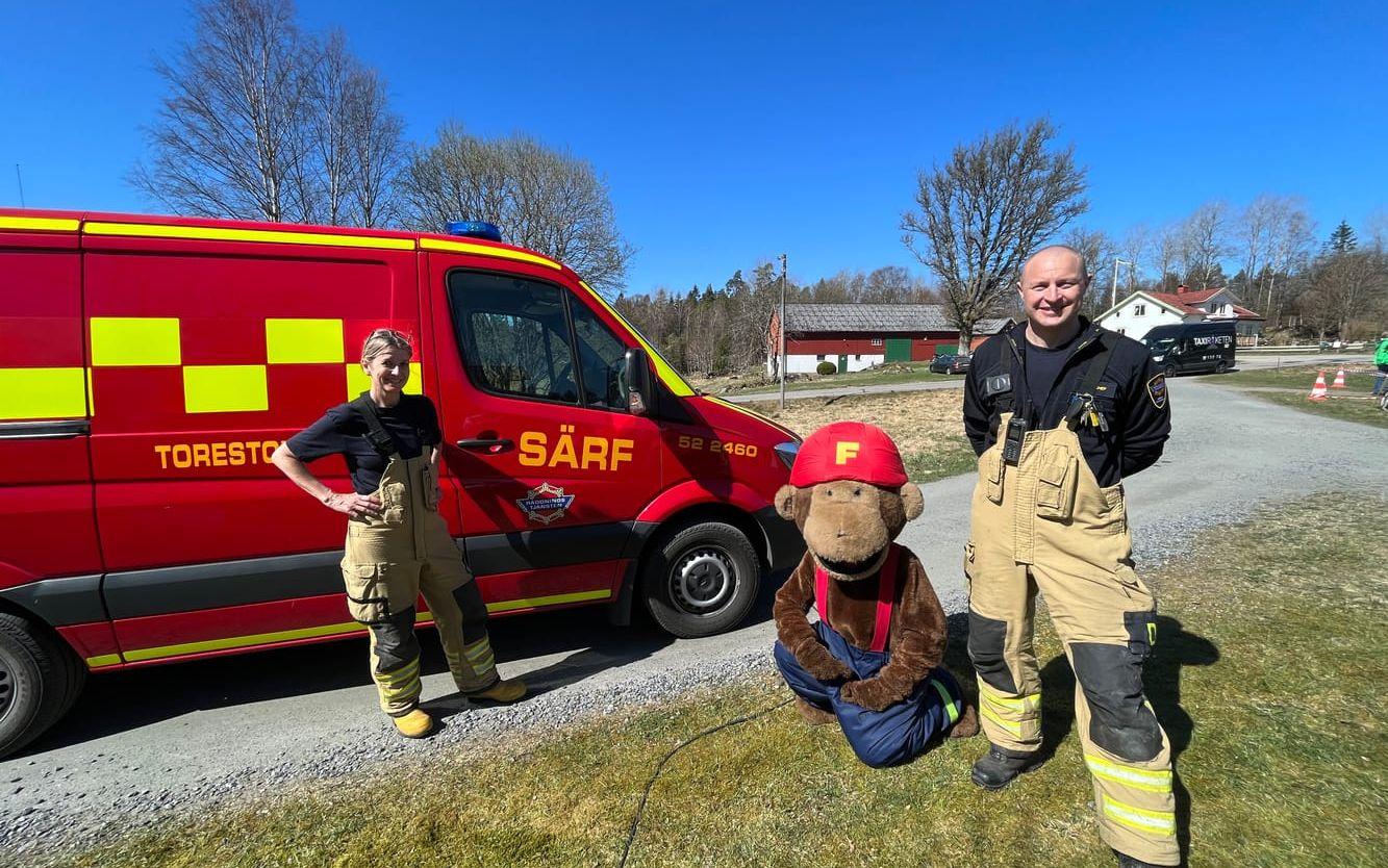 Räddningstjänstens station i Torestorp besökte marknaden. Här styrkeledaren David Jarhult tillsammans med brandmannen Ingela Lundell och maskoten Flammy. 