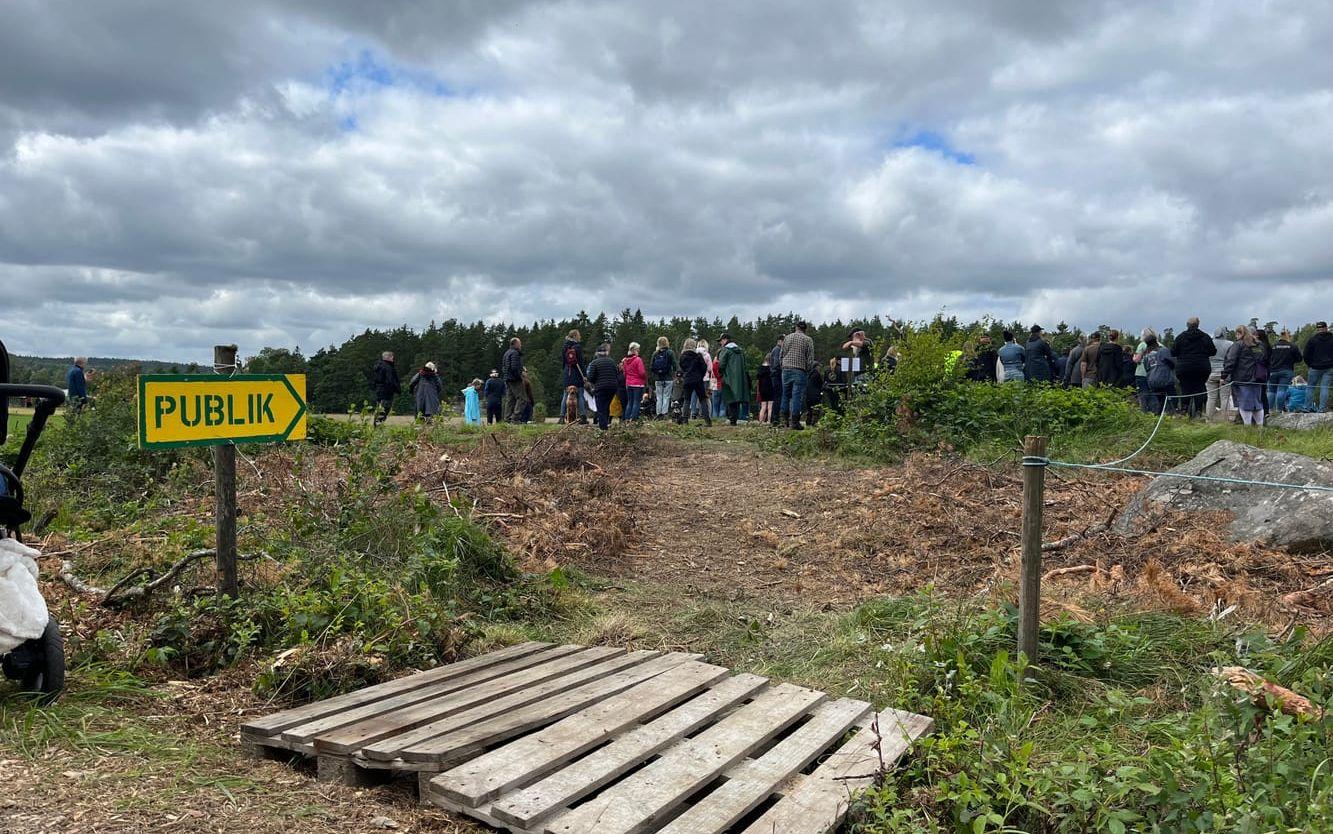 En hel del folk strömmade till Strömma Naturbrukscentrum för att beskåda tävlingarna. 